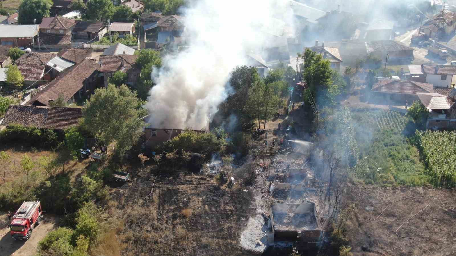 KASTAMONU’DA MERKEZ AHMETBEY KÖYÜNDE EVİNİN ÖNÜNDEKİ ANIZLARI YAKMAK İSTEYEN ŞAHIS,