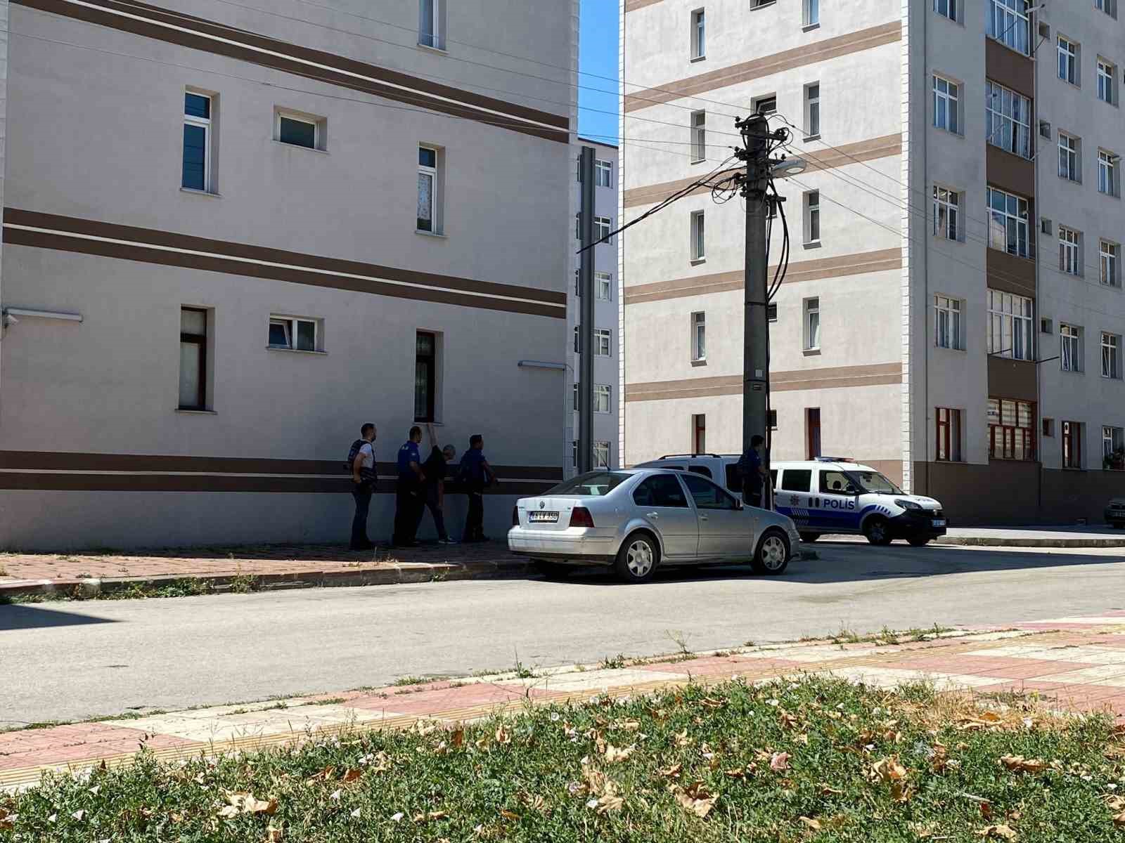 KASTAMONU'DA UYUŞTURUCU BAĞIMLISI SİLAHLI BİR SALDIRGANIN, İKİ POLİS MEMURUNU TABANCAYLA