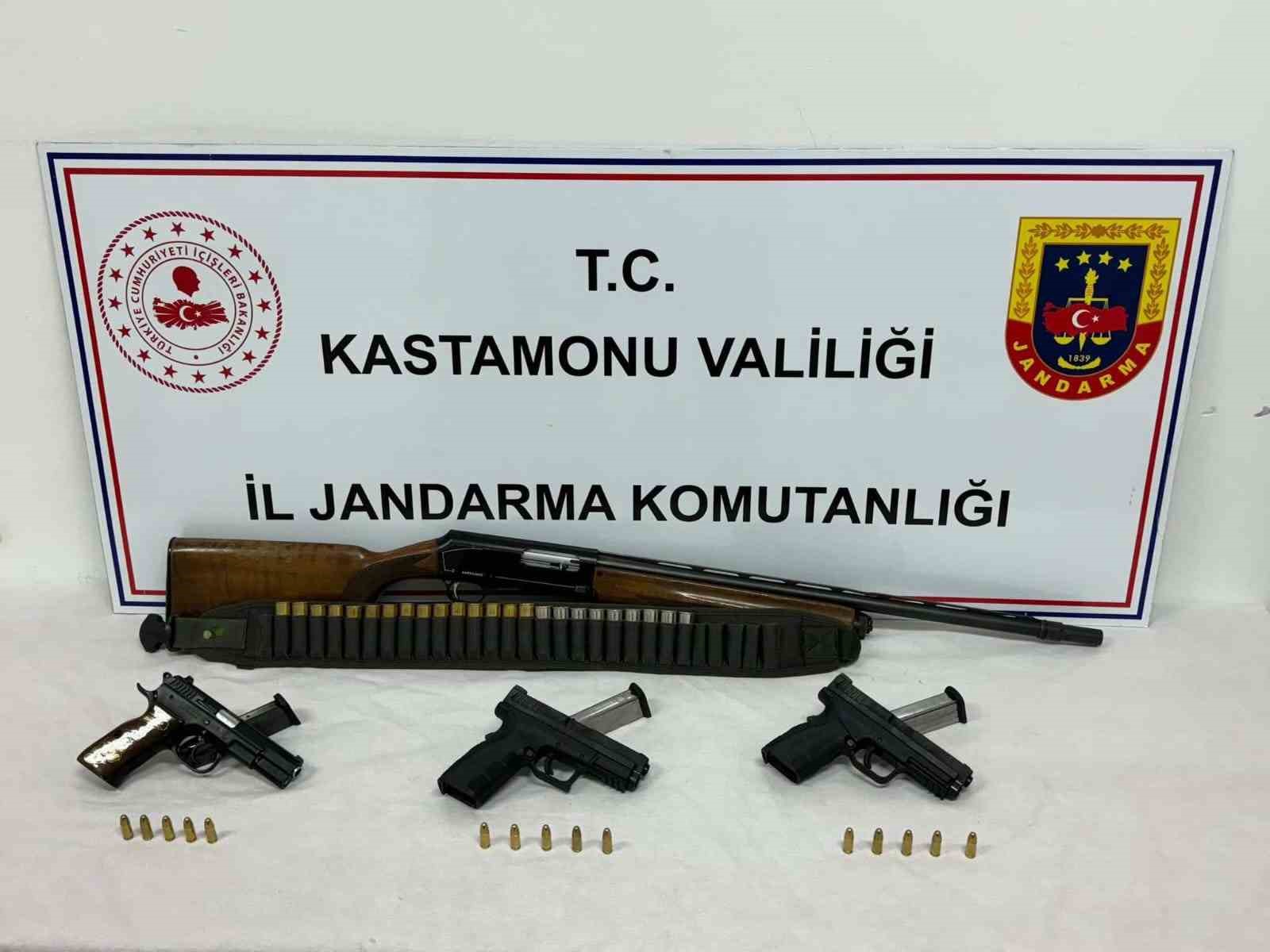 KASTAMONU’DA SİLAH KAÇAKÇILIĞI YAPTIĞI BELİRLENEN ŞAHIS JANDARMA EKİPLERİNCE YAKALANDI. OPERASYONDA