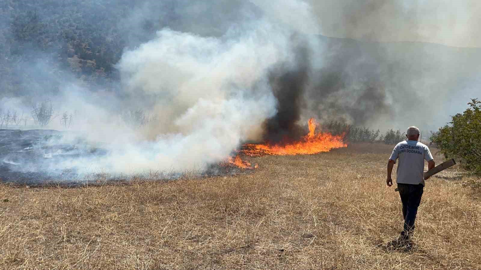 KASTAMONU'NUN TOSYA İLÇESİNDE BİR ARAZİDE ÇIKAN ARAZİ YANGINI ORMANLIK ALANA