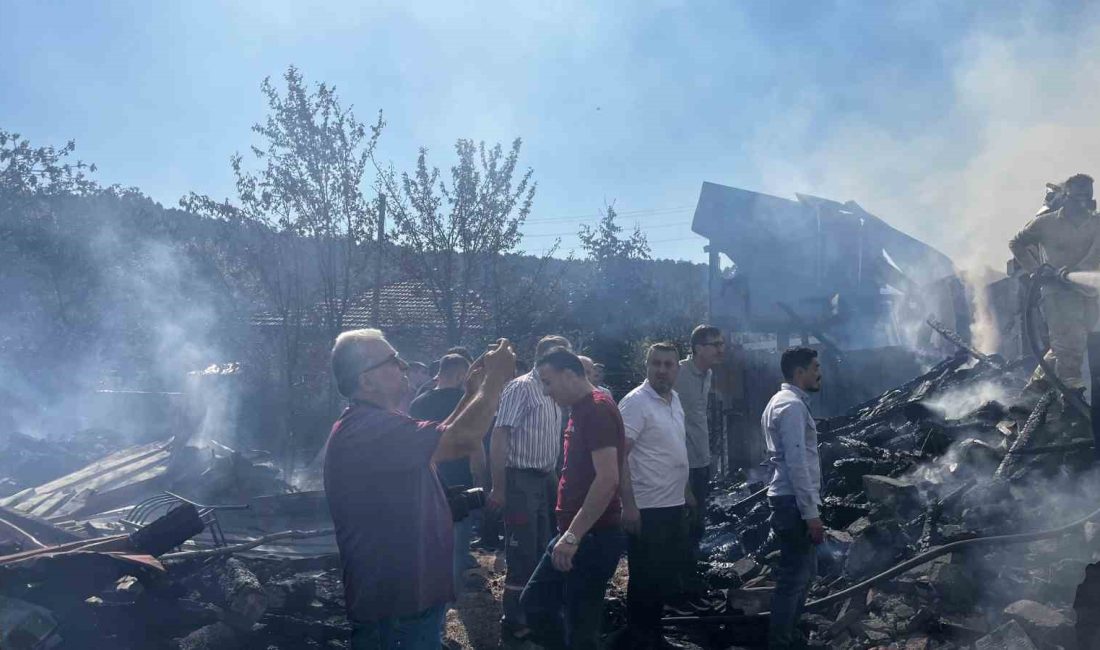 KASTAMONU'NUN TOSYA İLÇESİNDEKİ BÜRNÜK KÖYÜNDE ÇIKAN YANGINDA ÜÇ EV TAMAMEN