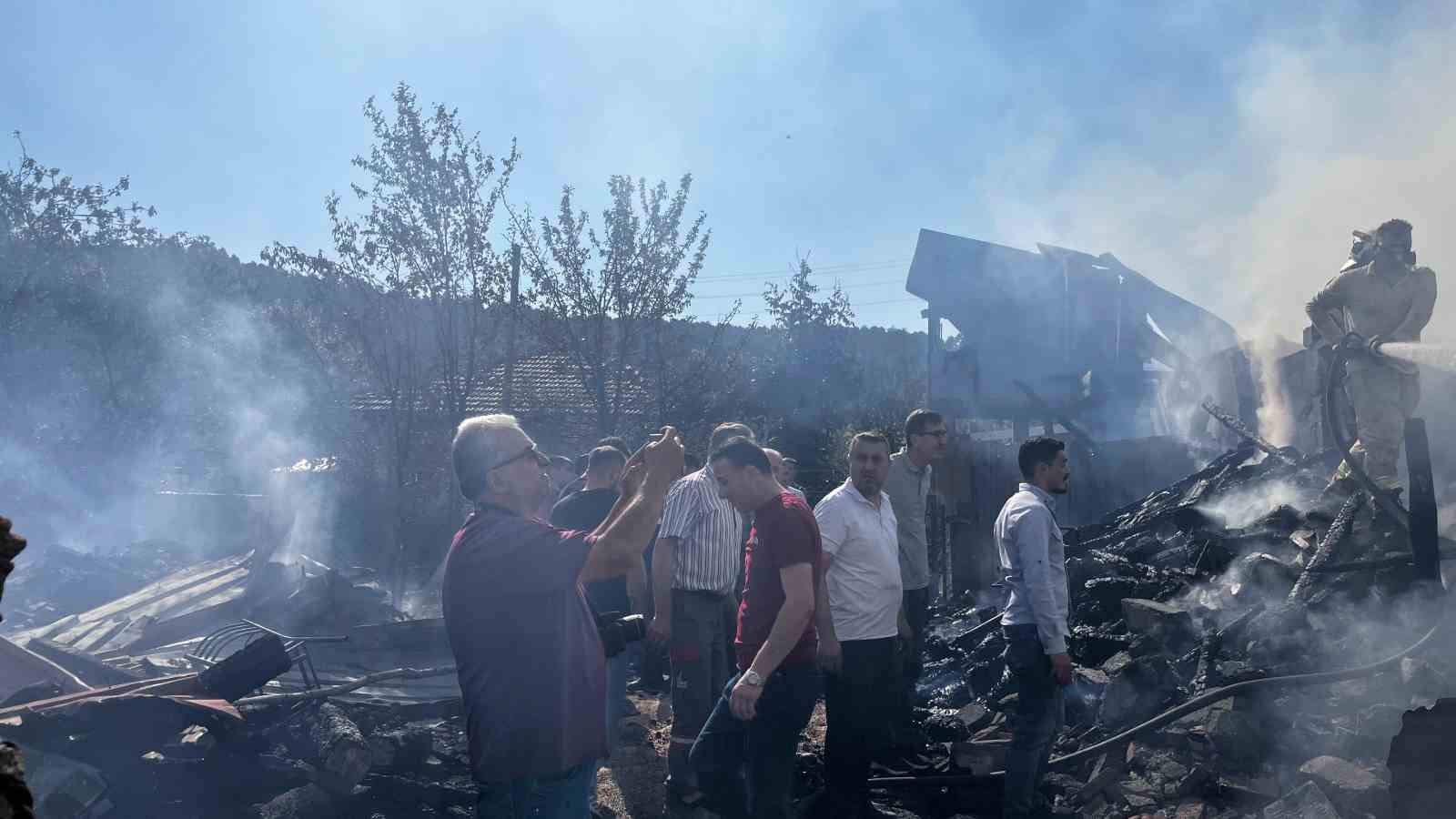 KASTAMONU'NUN TOSYA İLÇESİNDEKİ BÜRNÜK KÖYÜNDE ÇIKAN YANGINDA ÜÇ EV TAMAMEN