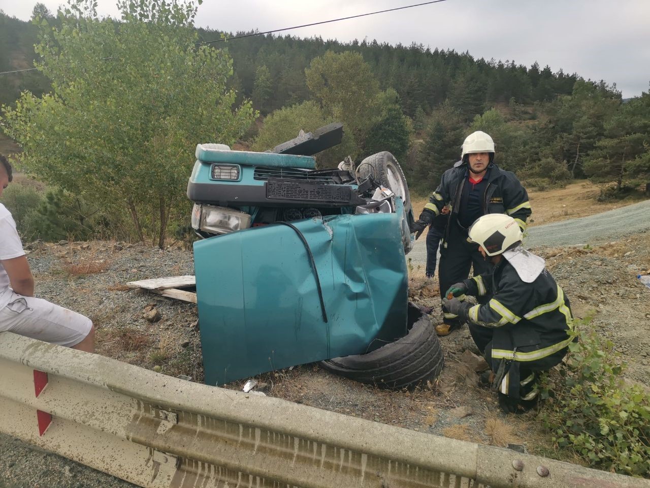 KASTAMONU’DA SÜRÜCÜSÜNÜN DİREKSİYON HAKİMİYETİNİ KAYBETMESİ NETİCESİNDE TAKLA ATAN OTOMOBİLDEKİ 2