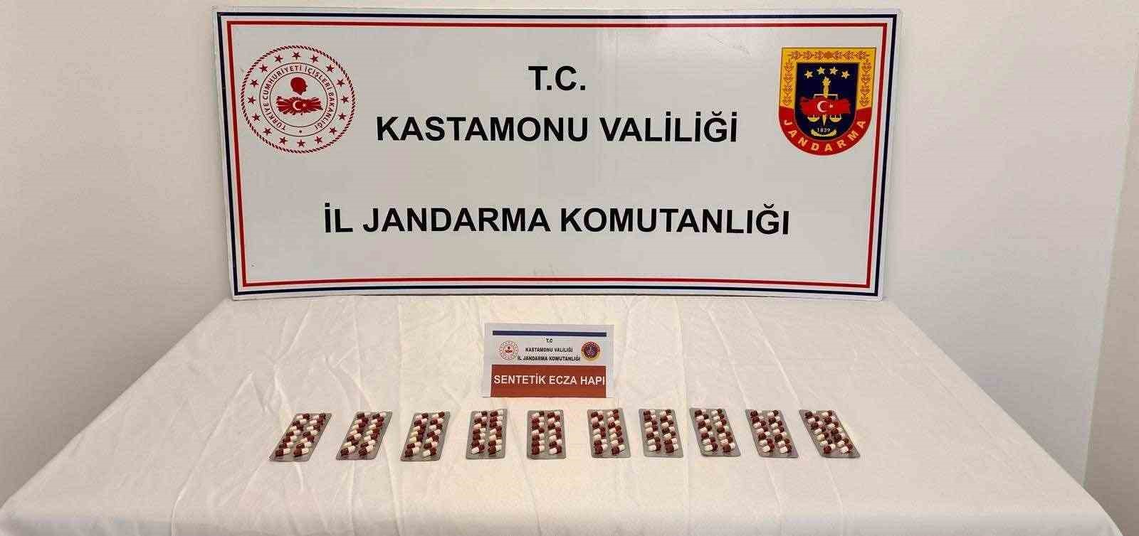 KASTAMONU’NUN TOSYA İLÇESİNDE JANDARMA EKİPLERİNCE YAPILAN UYUŞTURUCU OPERASYONUNDA GÖZALTINA ALINAN