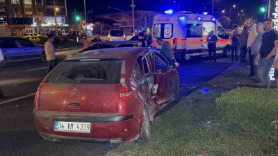 DÜZCE’DE KIRMIZI IŞIKTA GEÇEN OTOMOBİL, 2 ARACA ÇARPTI. KAZADA 3