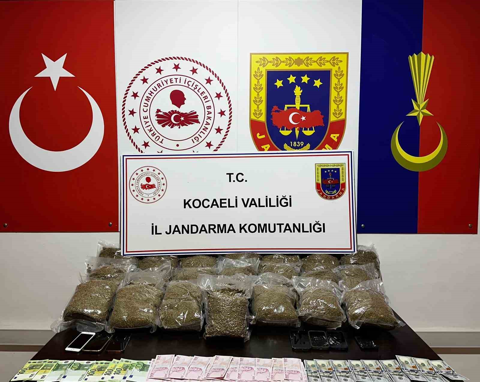 KOCAELİ'NİN GEBZE İLÇESİNDE 2 ARAÇTA YAPILAN ARAMADA 23 KİLO BONZAİ