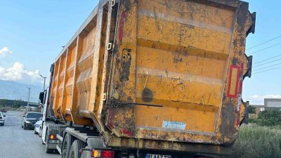 DÜZCE'DE AŞIRI YÜKLÜ TIR, KÖPRÜ VE ALT GEÇİTLERE ÇARPINCA POLİS