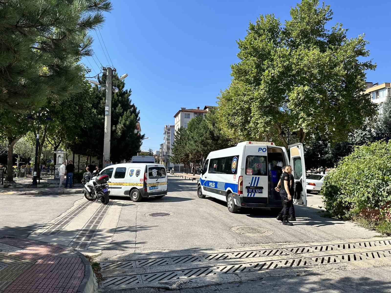 KASTAMONU'DA SOKAK ORTASINDA TABANCA İLE ETRAFA ATEŞ AÇAN ŞAHIS İKİ