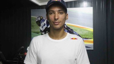 MİLLİ MOTOSİKLETÇİ TOPRAK RAZGATLIOĞLU, HER GALİBİYETİNİN ARDINDAN İLGİNÇ KUTLAMALAR YAPARAK