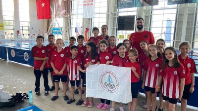 KÖRFEZ BELEDİYESİ'NİN MİNİK YÜZÜCÜLERİ, MARMARA DEPREMİNDE HAYATLARINI KAYBEDEN 26 YÜZÜCÜ