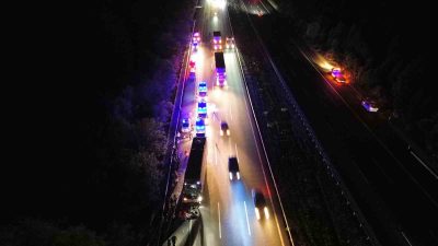 DÜZCE’DE ŞEHİRLERARASI YOLCU TAŞIYAN OTOBÜS TIRA ARKADAN ÇARPTI. KAZADA 25