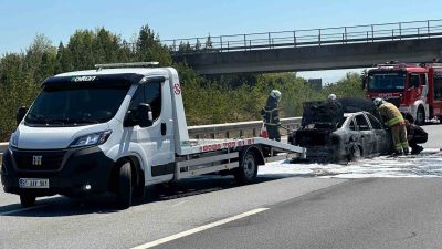 DÜZCE'DE SEYİR HALİNDEKİ OTOMOBİL ALEVLERE TESLİM OLDU.