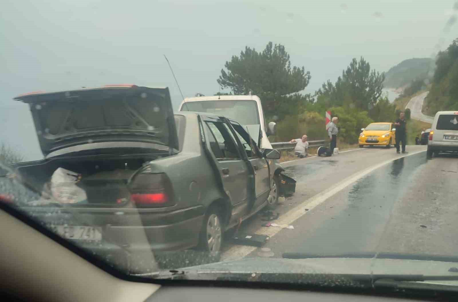 KASTAMONU'NUN İNEBOLU İLÇESİNDE OTOMOBİL İLE HAFİF TİCARİ ARACIN ÇARPIŞMASI NETİCESİNDE