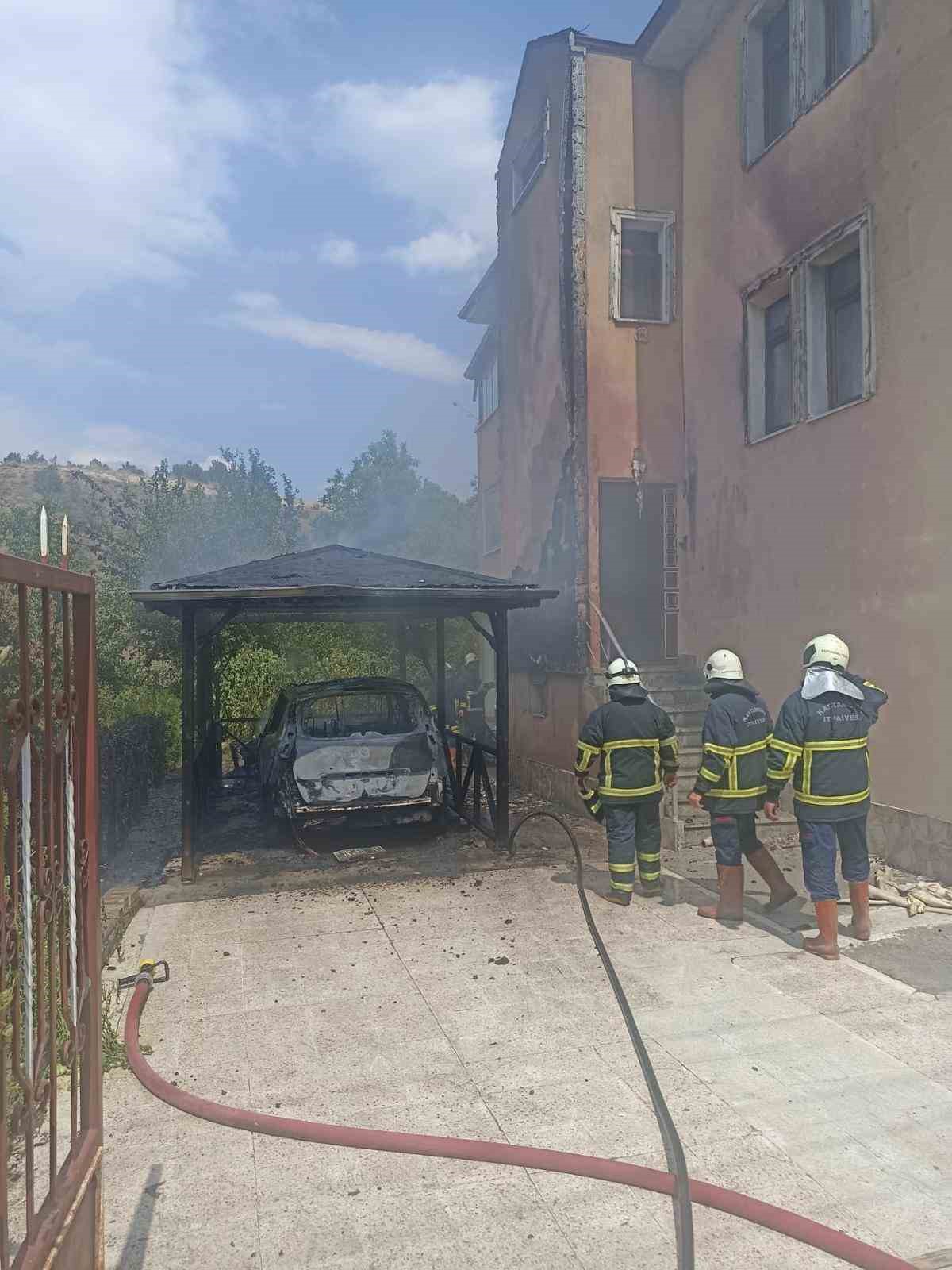 KASTAMONU’DA SARAÇLAR MAHALLESİNDE GARAJDA PARK HALİNDEKİ OTOMOBİLDE YANGIN ÇIKTI. İTFAİYE