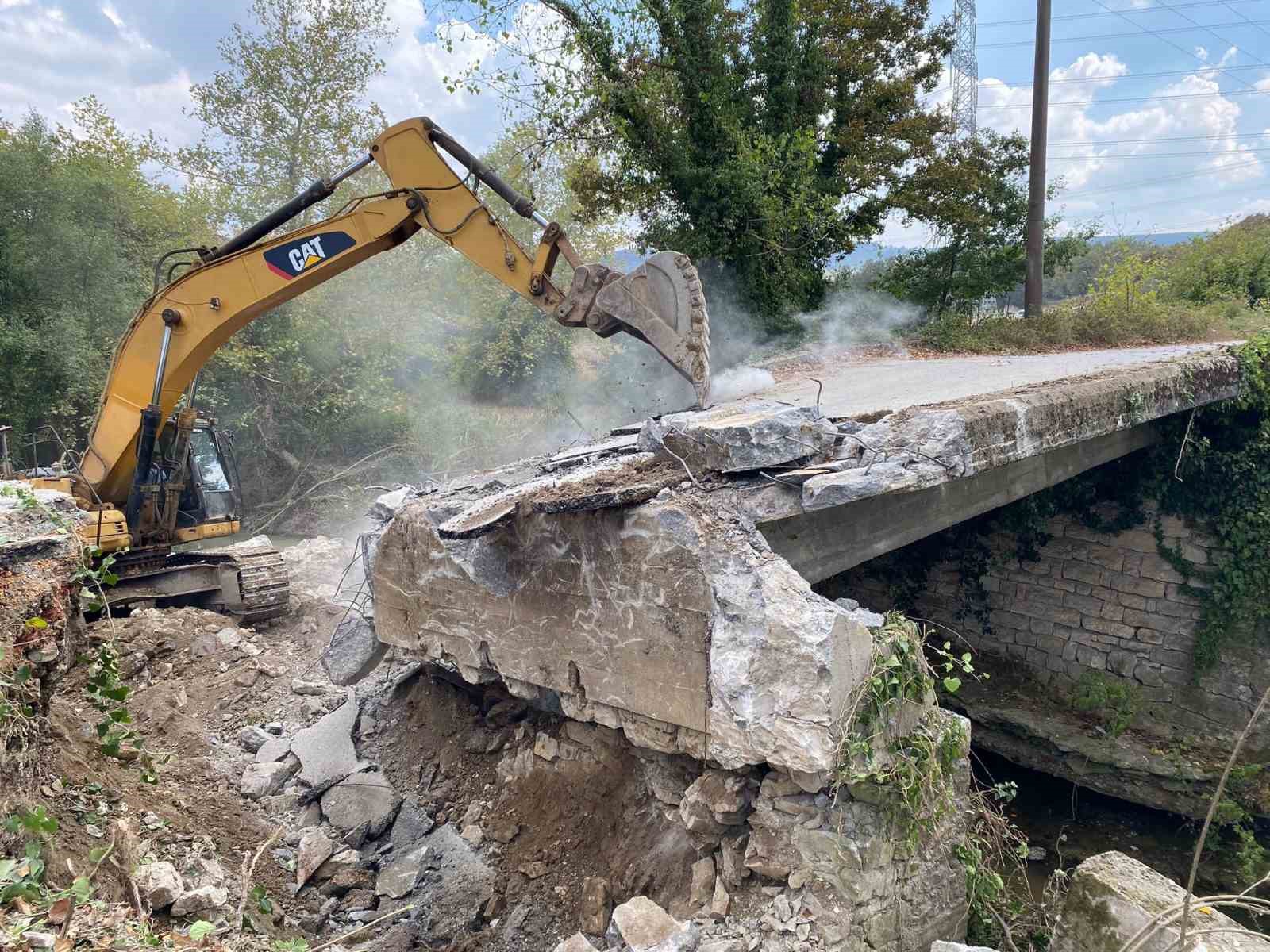 Tatarahmet Köprüsü yıkıldı, yenisi yapılıyor