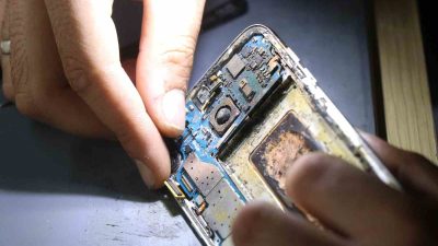 SAKARYA’NIN ADAPAZARI İLÇESİNDE TAMİRE GELEN CEP TELEFONUNUN BOMBA GİBİ PATLAMASI