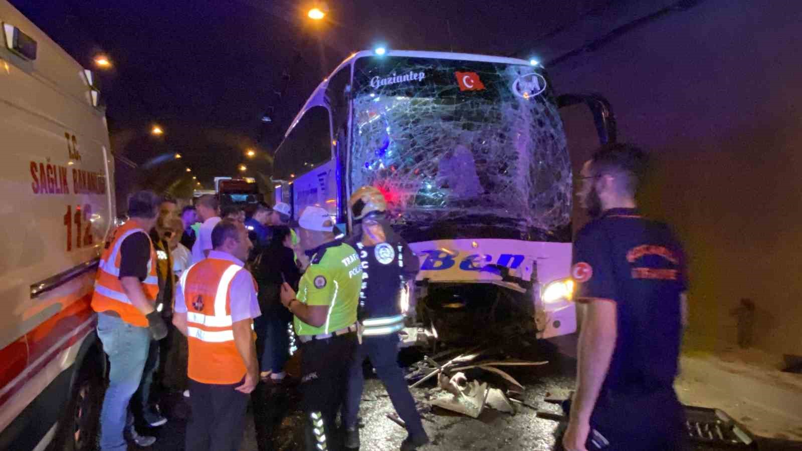 Tır, otomobil ve 2 otobüsün karıştığı kazada ortalık savaş alanına döndü: 15 yaralı