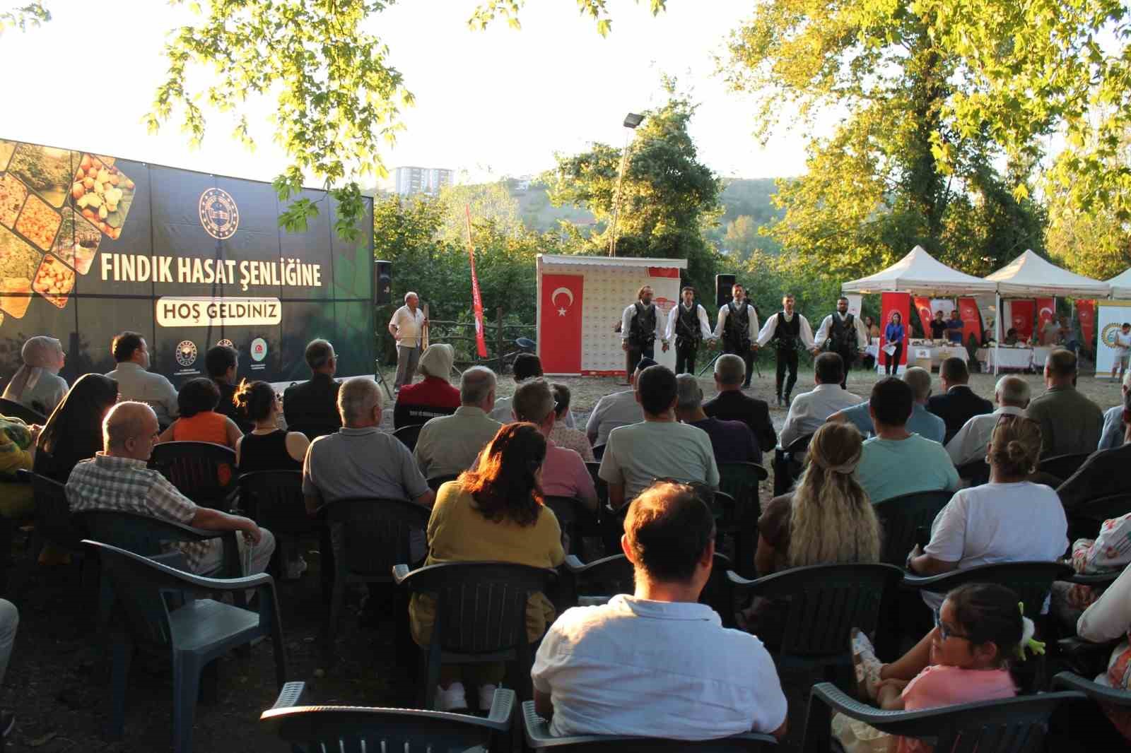 Yörük köyünde yapılan fındık hasat şenliği ile başladı