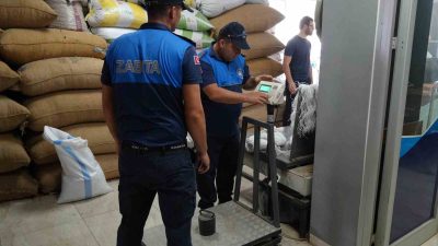 DÜZCE BELEDİYESİ ZABITA MÜDÜRLÜĞÜ EKİPLERİ KENTTE FINDIK HASADININ BAŞLAMASI İLE