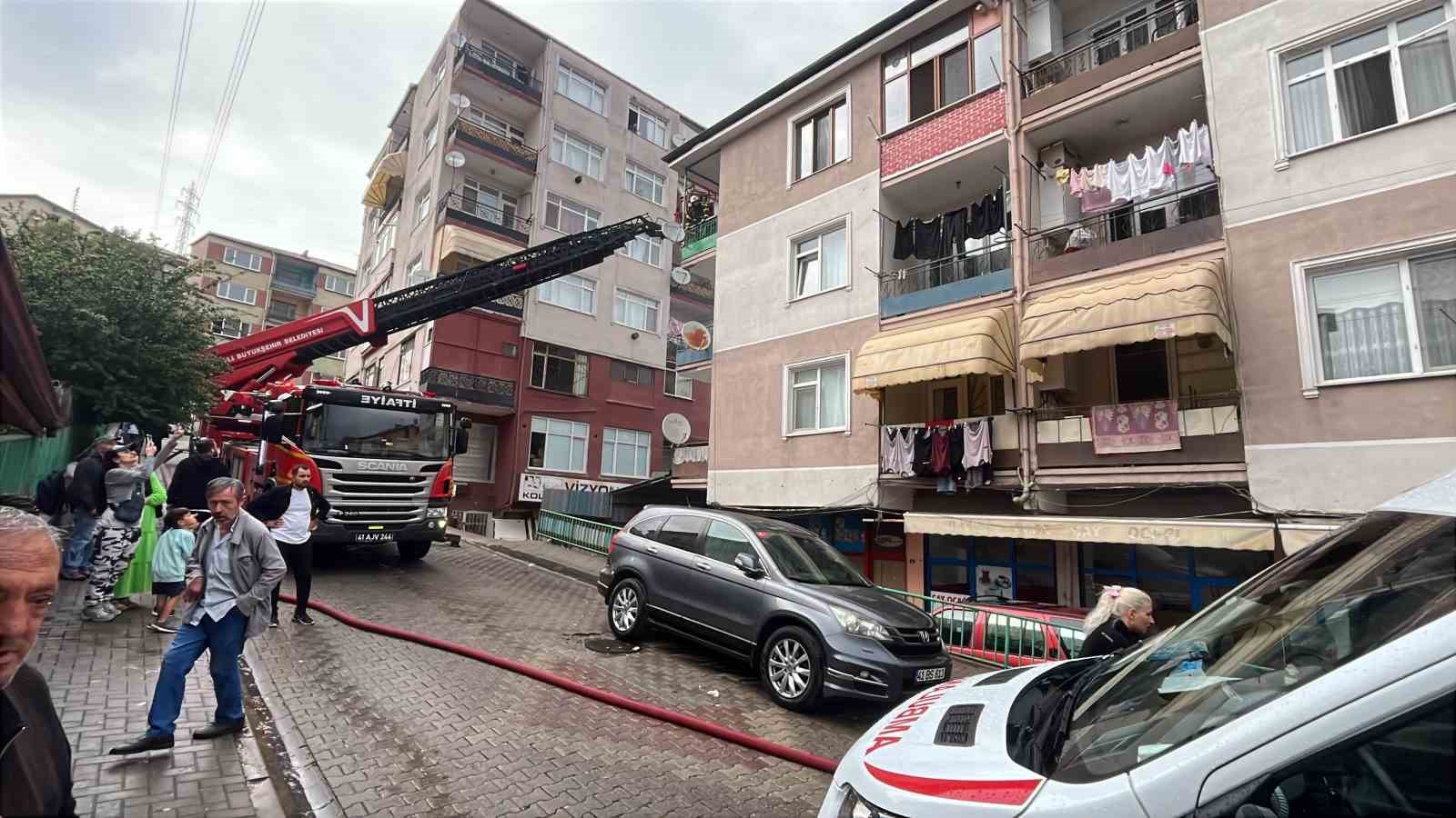 KOCAELİ'NİN İZMİT İLÇESİNDE 3 KATLI BİNANIN 2. KATINDA ÇIKAN YANGIN