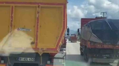 DÜZCE’NİN CUMAYERİ İLÇESİNDE MEYDANA GELEN KAZADA YARALILARI DEVLET HASTANESİNE TAŞIYAN