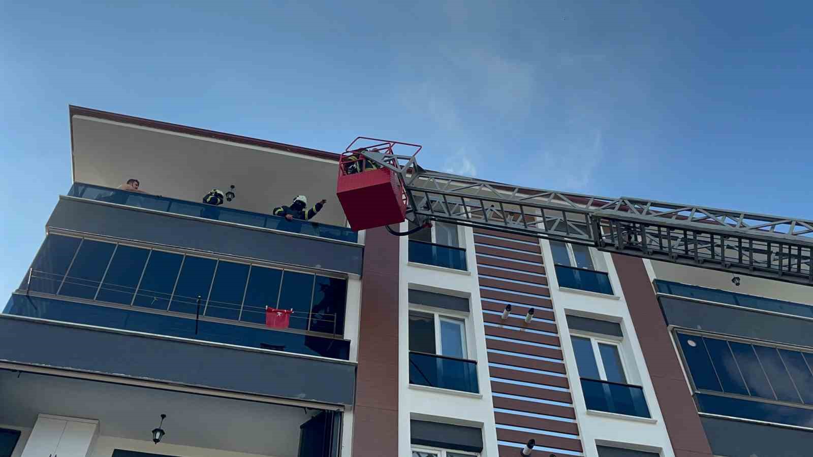 KASTAMONU’NUN TOSYA İLÇESİNDE 5 KATLI APARTMAN DAİRESİNDE YANGIN ÇIKTI. ÇIKAN