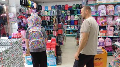 YENİ EĞİTİM ÖĞRETİM DÖNEMİ ÖNCESİNDE DÜZCE'DE YENİ TREND ŞAPKALI ÇANTA