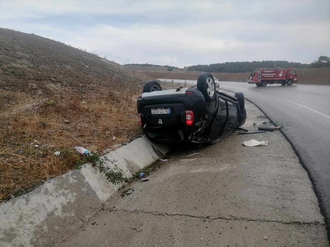 Bilecik’te otomobil yağmur kanalına devrildi: 1 yaralı