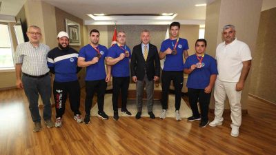 BÜYÜKLER DÜNYA BİLEK GÜREŞİ ŞAMPİYONASI'NDA DERECE ELDE EDEN KAĞITSPORLU SPORCULAR,