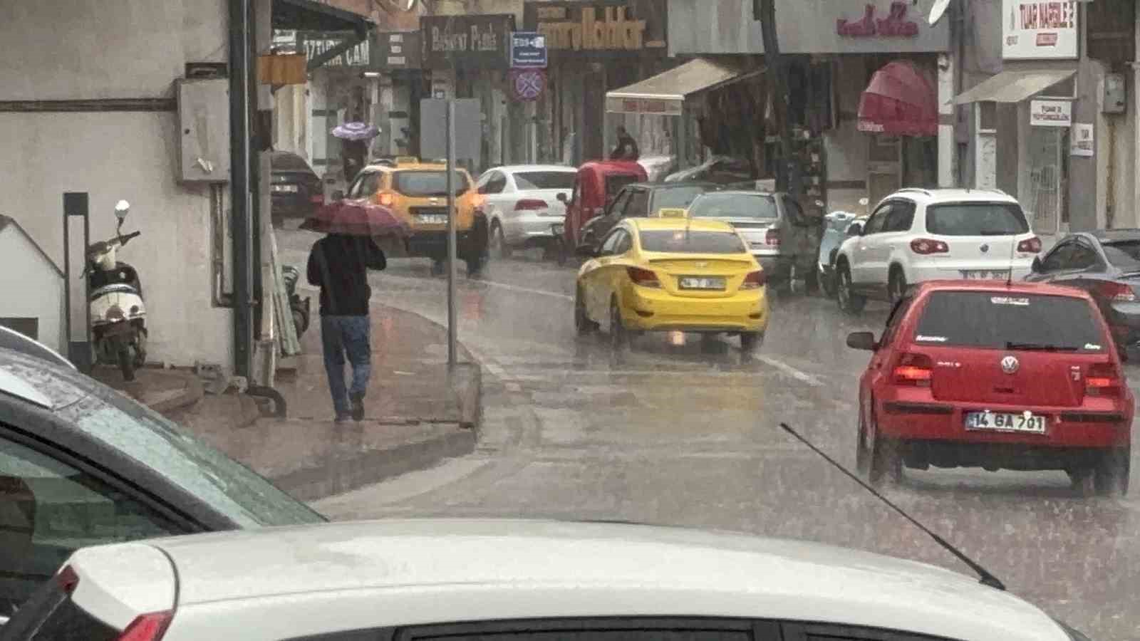 Bolu’da sağanak hayatı felç etti