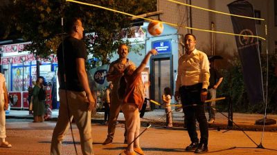 DÜZCE’DE BAŞLATILAN ‘SPOR MAHALLEMDE’ ETKİNLİKLERİNDE ÇOCUKLAR TEKNOLOJİK ALETLERDEN UZAKLAŞIP SOKAKTA