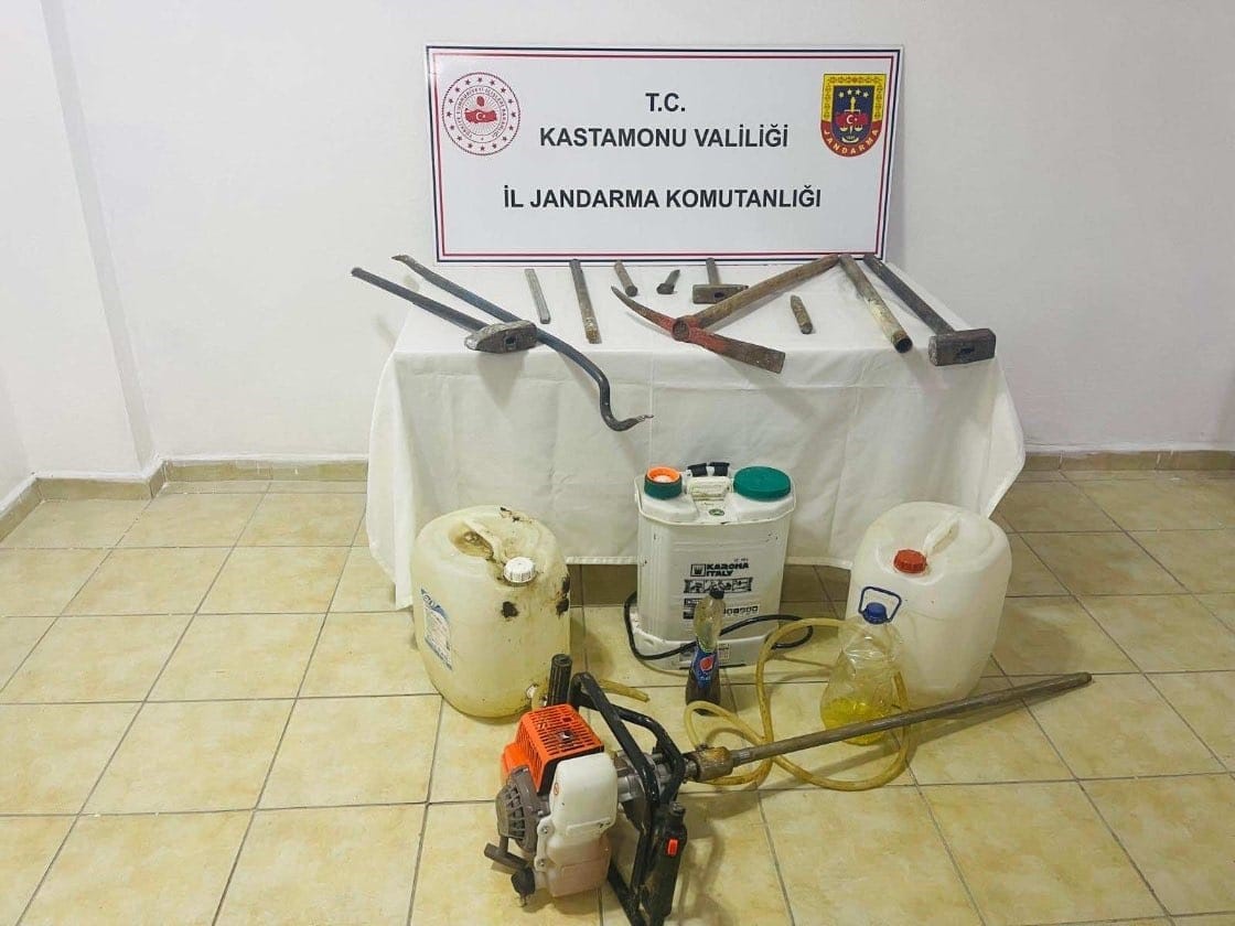 KASTAMONU’DA KAÇAK KAZI YAPAN İKİ KİŞİ, JANDARMA EKİPLERİNCE SUÇÜSTÜ YAKALANARAK