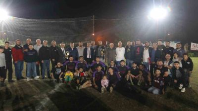 ERENLER İLÇESİNDE DÜZENLENEN ÇAYBAŞI FUTBOL TURNUVASI'NDA DERECEYE GİREN TAKIMLAR, ÖDÜLLERİNİ