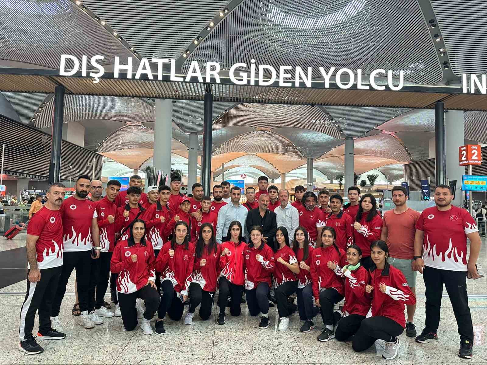 BİR SÜREDİR KASTAMONU’DA SÜRDÜRDÜĞÜ DÜNYA ŞAMPİYONASI HAZIRLIKLARINI TAMAMLAYAN GENÇLER MUAYTHAİ