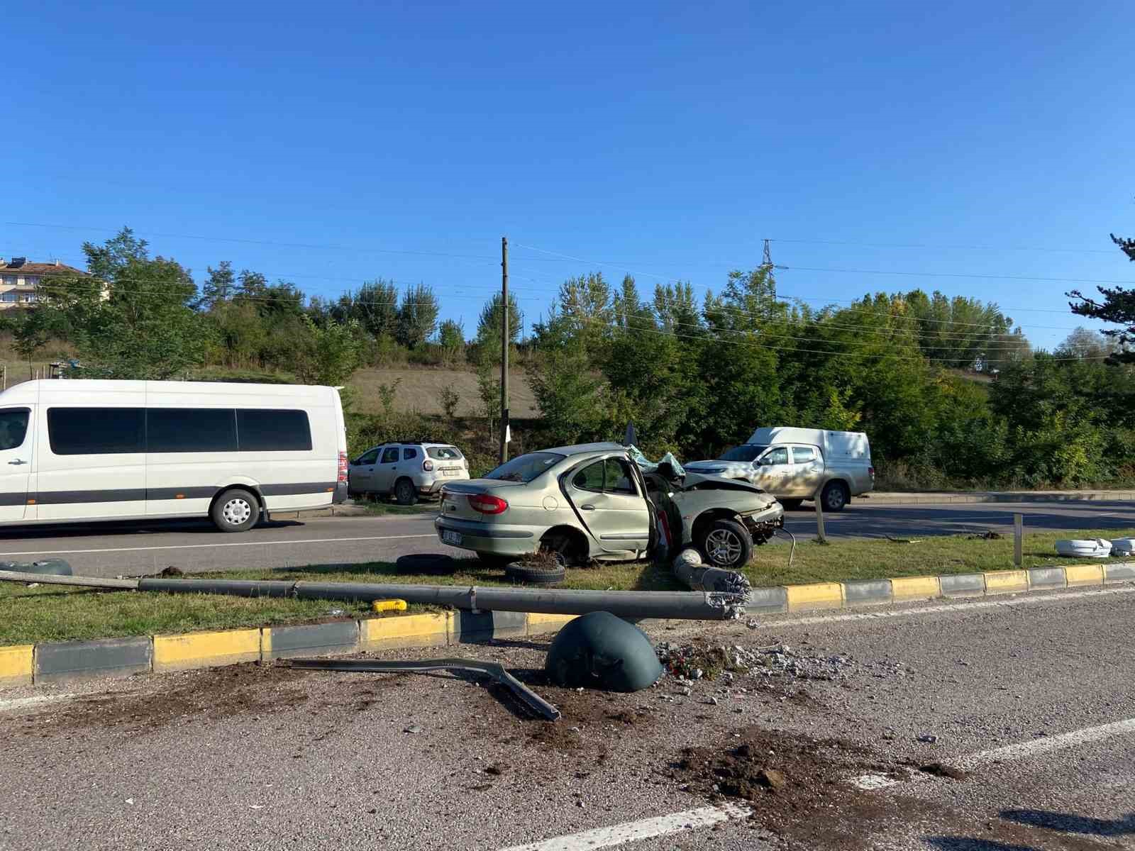 KASTAMONU’NUN TAŞKÖPRÜ İLÇESİNDE KONTROLDEN ÇIKAN OTOMOBİL, REFÜJDE BULUNAN BETON ELEKTRİK