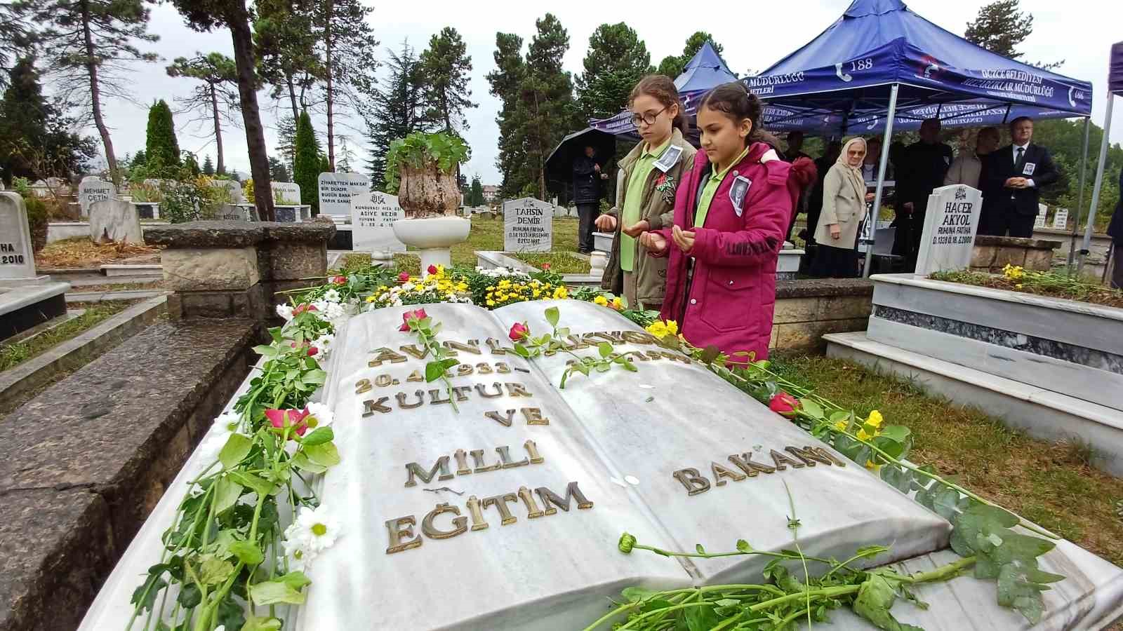 Eski Bakan Avni Akyol kabri başında anıldı