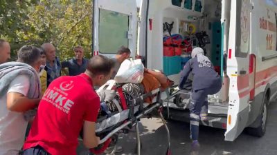 DÜZCE'NİN CUMAYERİ İLÇESİNDE FINDIK İŞÇİLERİNİ TAŞIYAN MİNİBÜS, İDDİAYA GÖRE FRENİNİN