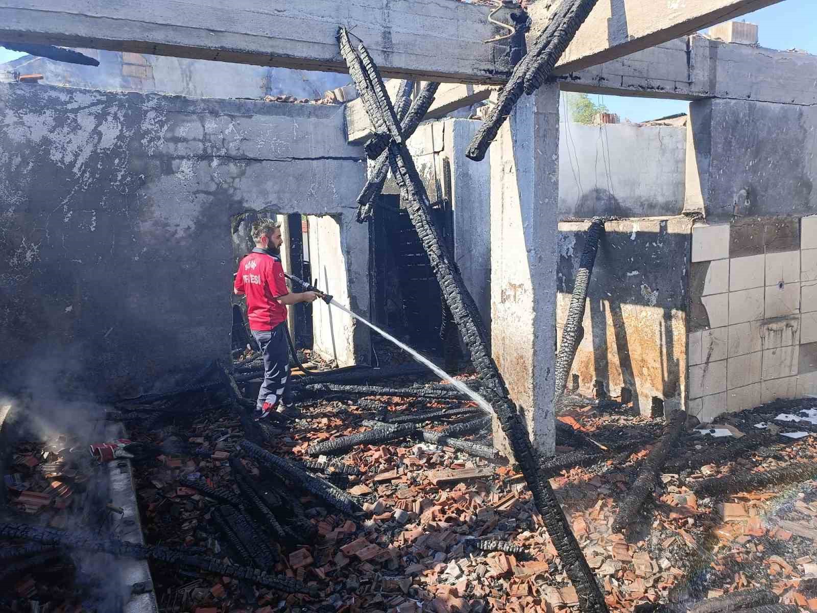 Fırında çıkan yangında depo olarak kullanılan bölüm kül oldu