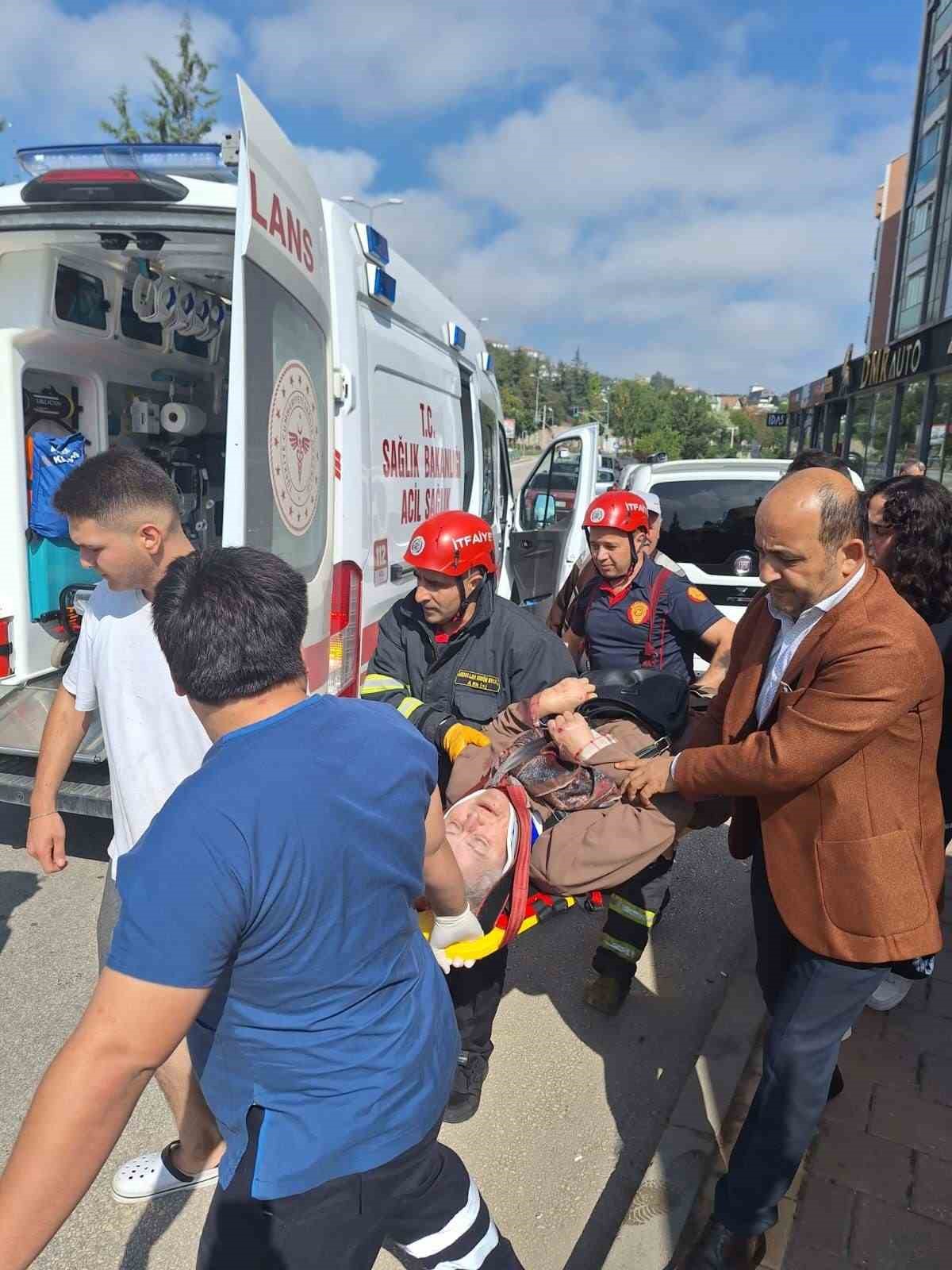 KASTAMONU’DA GERİ MANEVRA YAPAN KAMYONET, ARKASINDA BULUNAN KADINA ÇARPTI. KAZADA