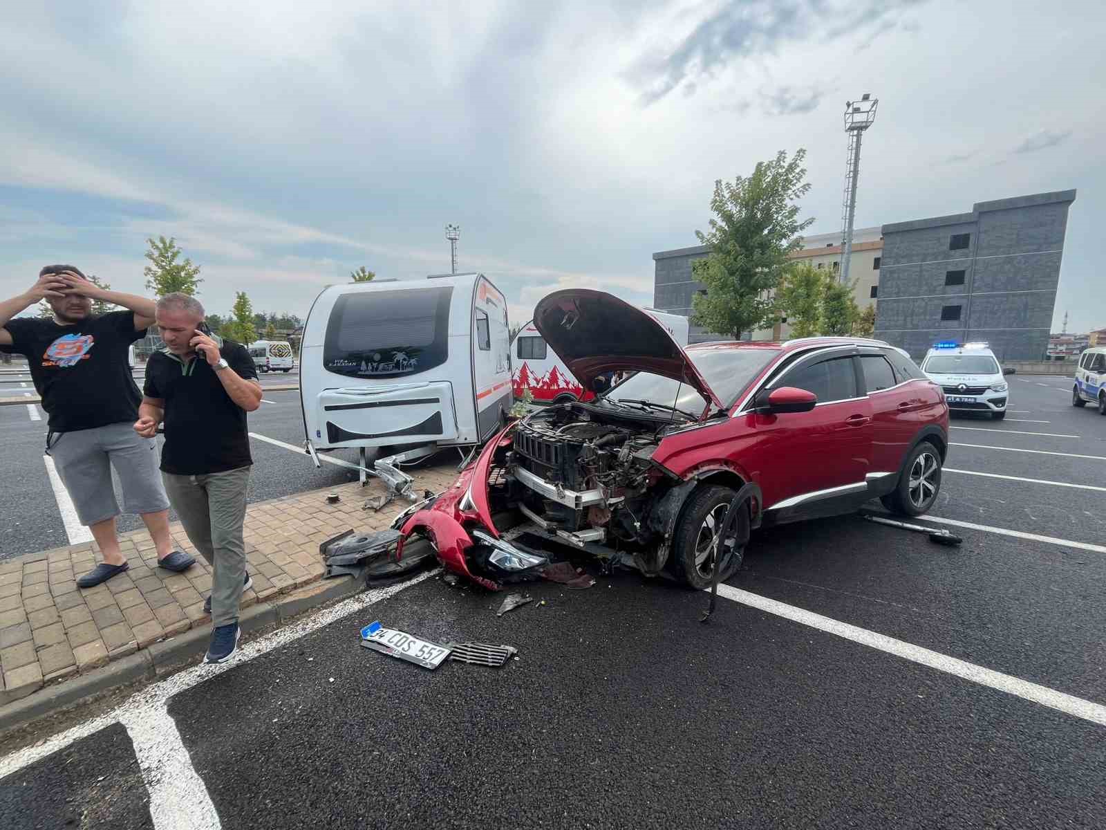 Hastane otoparkında park halindeki karavana çarptı