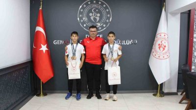 DÜZCE’DE İKİZ SPORCULAR KATILDIKLARI TURNUVALAR İLE BAŞARILI OLUNCA İL MÜDÜRÜ