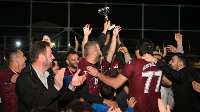 ŞEFKATİYE MAHALLELER ARASI FUTBOL TURNUVASI'NDA ŞAMPİYON OLAN KADIKÖYSPOR'UN KUPASINI KARTEPE