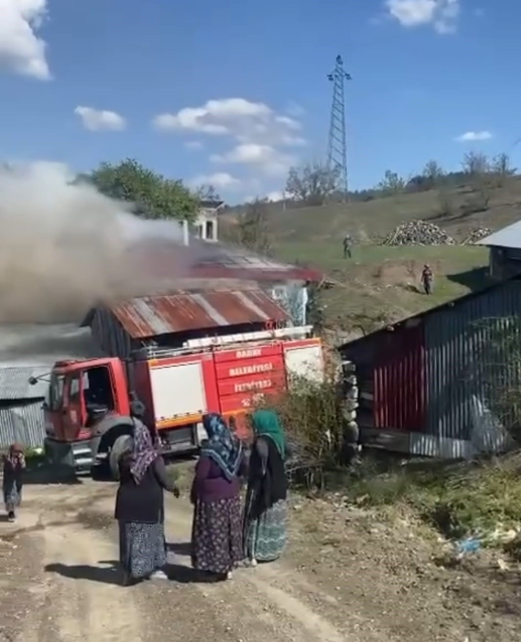 KASTAMONU'NUN DADAY İLÇESİNDE BİR EVDE ÇIKAN YANGIN İTFAİYE EKİPLERİ TARAFINDAN