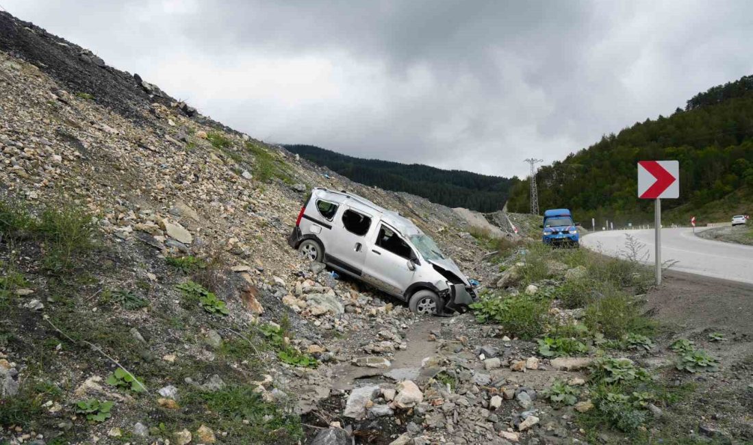 ANKARA-KASTAMONU KARAYOLU ÜZERİNDE ŞARAMPOLDE TAKLALAR ATARAK BİR YAMAÇTA ASILI KALAN