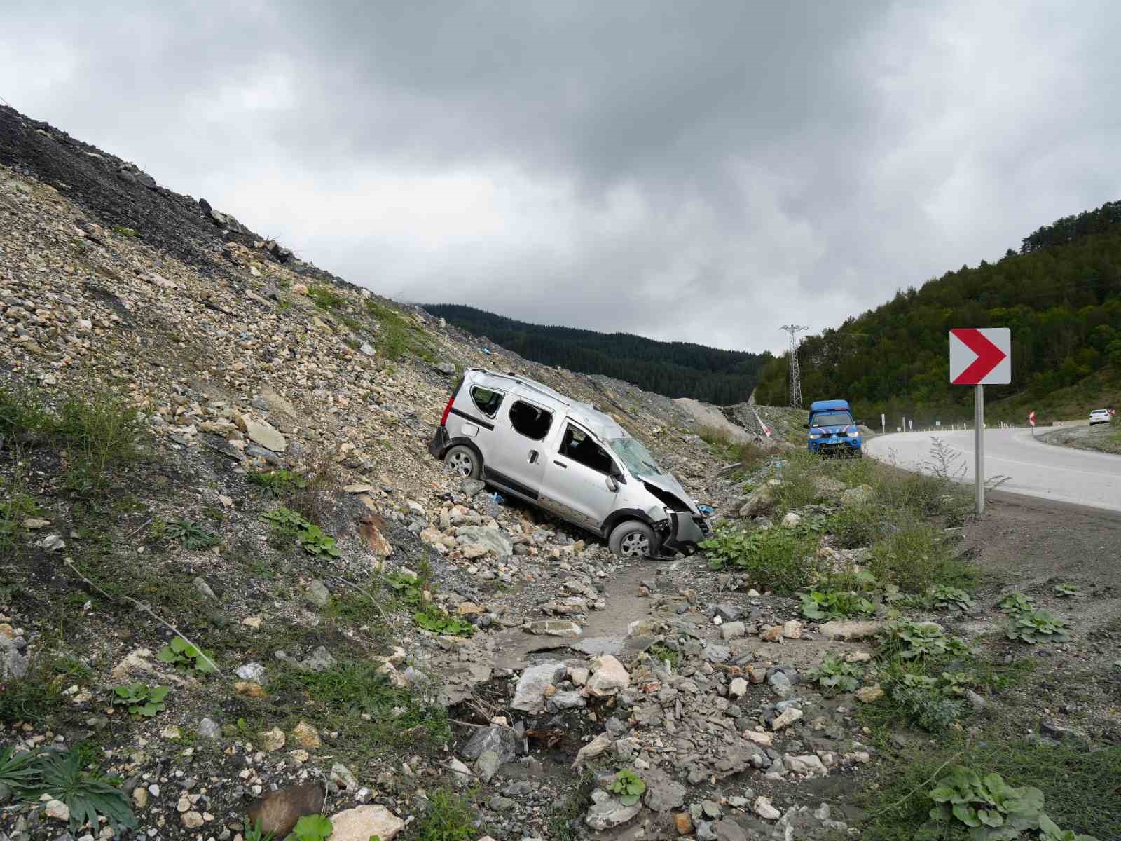 ANKARA-KASTAMONU KARAYOLU ÜZERİNDE ŞARAMPOLDE TAKLALAR ATARAK BİR YAMAÇTA ASILI KALAN