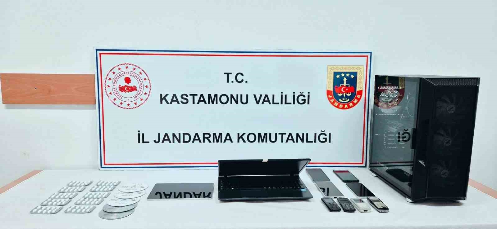 KASTAMONU’DA ŞEHİRLERARASI YOLCU TAŞIMACILIĞI YAPAN OTOBÜSÜN BAGAJINDA KUTU İÇERİSİNDE UYUŞTURUCU