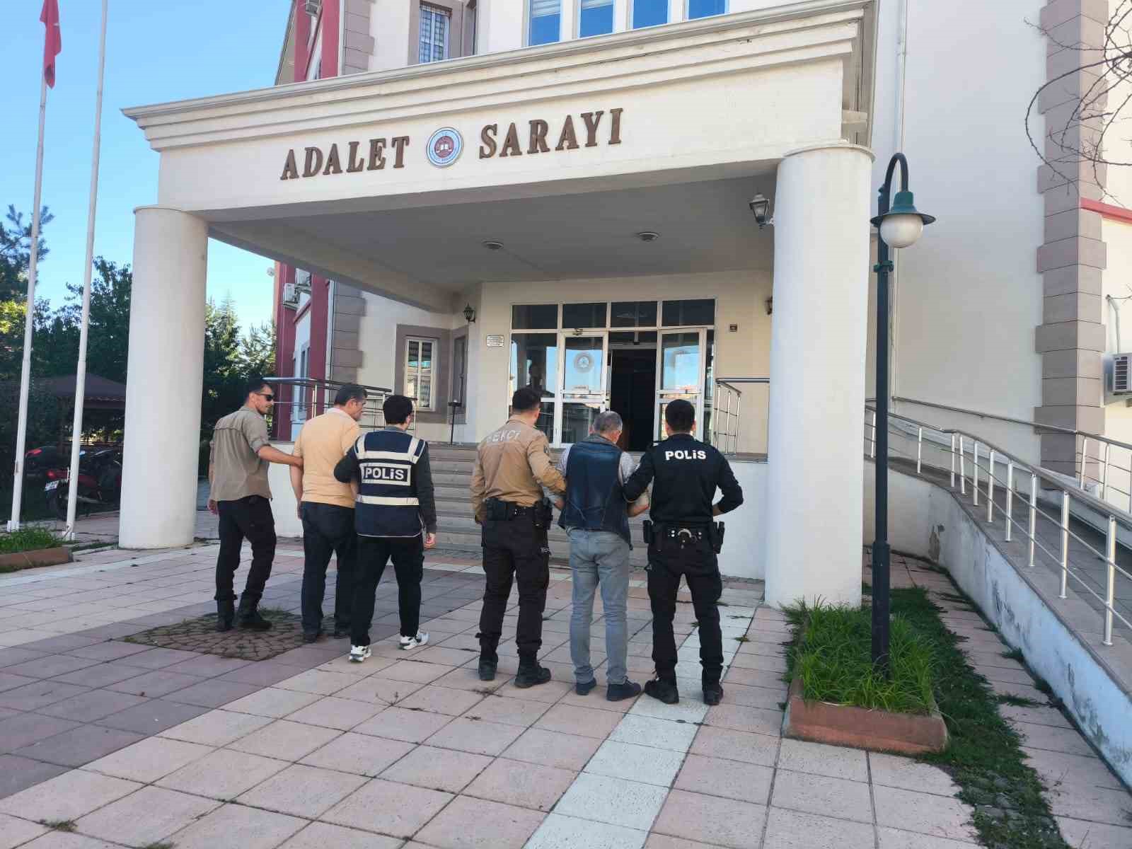 KASTAMONU'NUN TAŞKÖPRÜ İLÇESİNDE POLİS EKİPLERİ TARAFINDAN UYUŞTURUCU MADDE İLE YAKALANAN