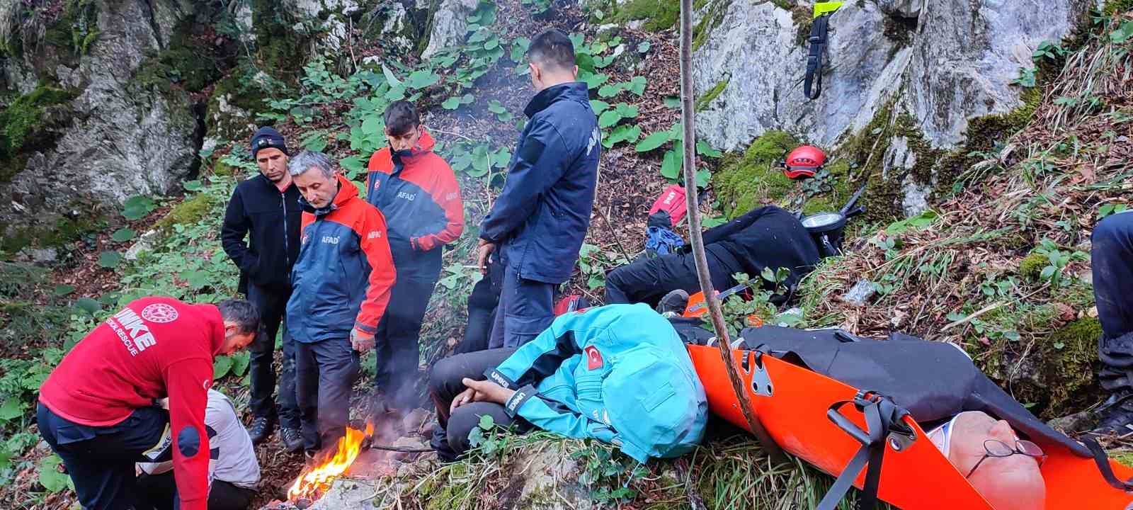 KASTAMONU'DA MADEN ARADIKLARI SIRADA UÇURUMDAN DÜŞEREK YARALANAN İŞÇİ VE ARKADAŞI,