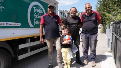 DÜZCE’DE ÇÖP KAMYONLARINA BÜYÜK İLGİ DUYAN 4 YAŞINDAKİ ATA’YA, DÜZCE