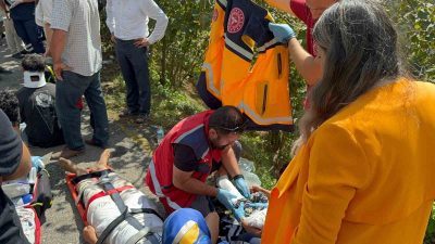 DÜZCE'NİN CUMAYERİ İLÇESİNDE FINDIK İŞÇİLERİNİ TAŞIYAN MİNİBÜSÜN ŞARAMPOLE YUVARLANDIĞI KAZADA